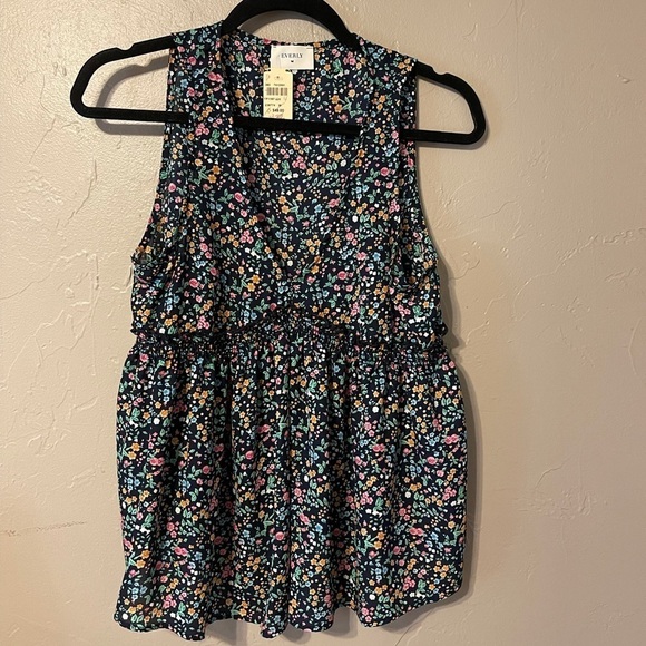 Everly Floral Sleeveless‎ Blouse Top NWT Sz Med - Picture 1 of 5